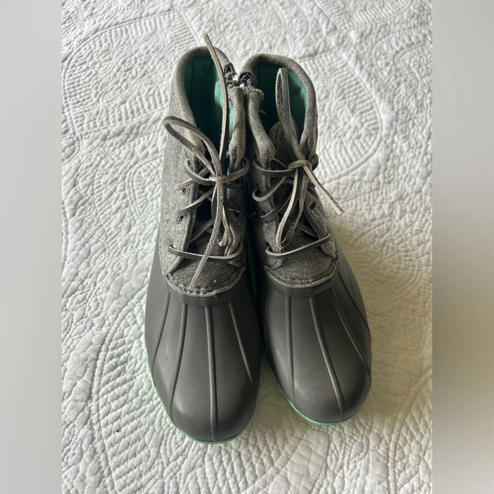Sperry Saltwater Boot Y3 (W5). Grey fabric/grey rubber base w/green. Great shape